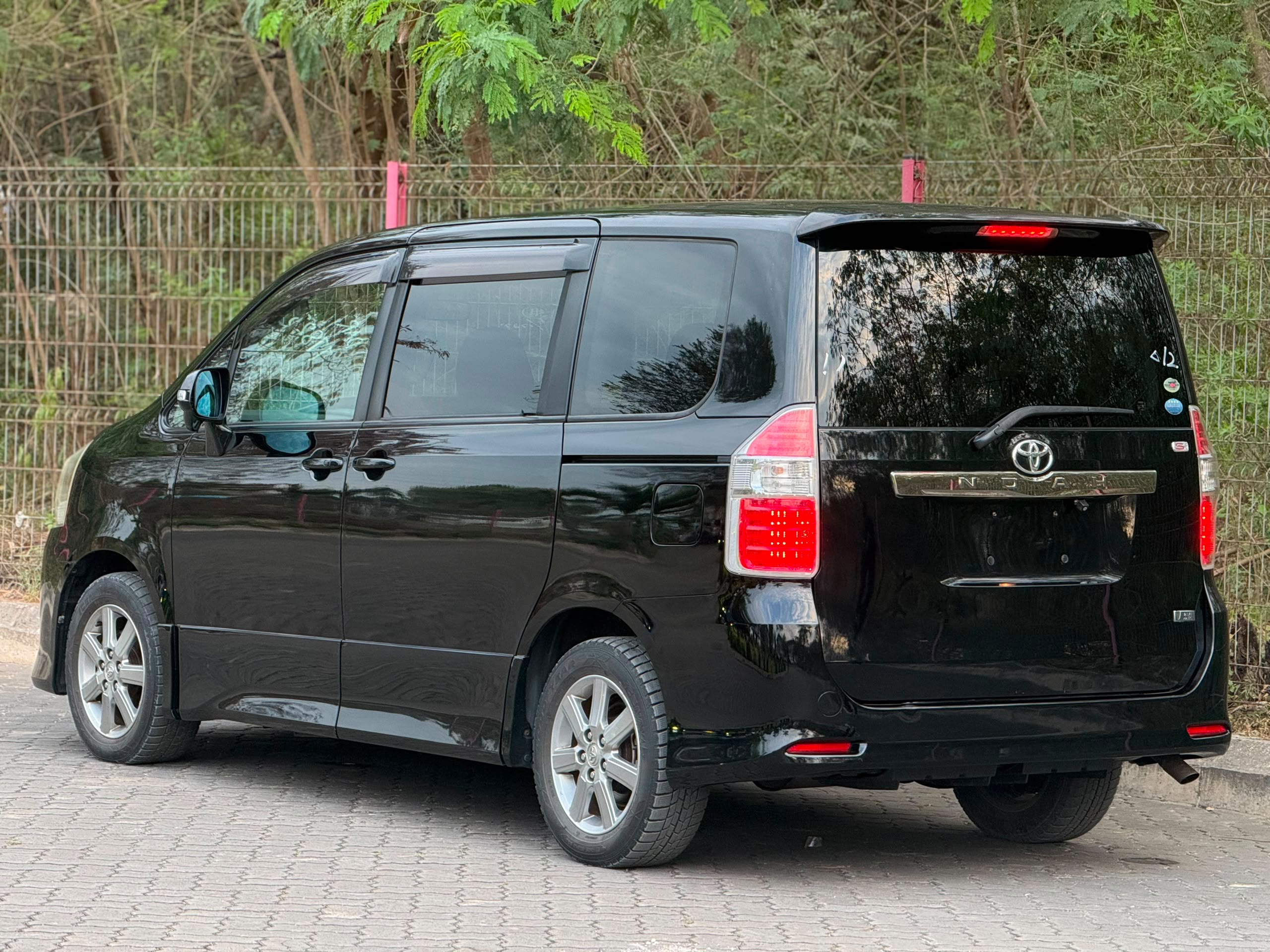 TOYOTA NOAH NEW MODEL thumbnail 3